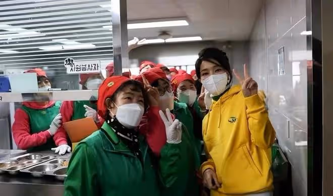 韓國第一夫人比總統還忙！穿休閒風亮相被美到，衛衣造型也太嫩了
