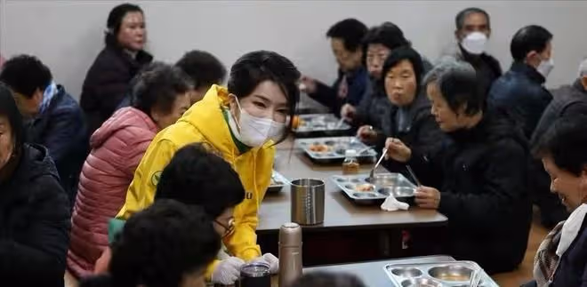 韓國第一夫人比總統還忙！穿休閒風亮相被美到，衛衣造型也太嫩了
