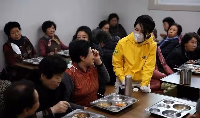 韓國第一夫人比總統還忙！穿休閒風亮相被美到，衛衣造型也太嫩了
