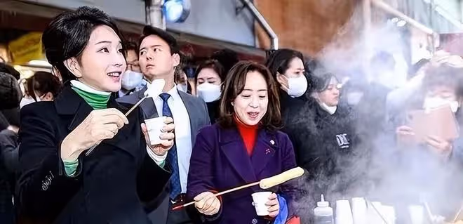 韓國第一夫人比總統還忙！穿休閒風亮相被美到，衛衣造型也太嫩了