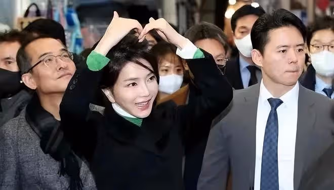 韓國第一夫人比總統還忙！穿休閒風亮相被美到，衛衣造型也太嫩了
