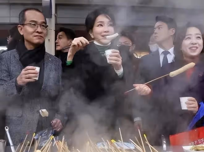 韓國第一夫人比總統還忙！穿休閒風亮相被美到，衛衣造型也太嫩了