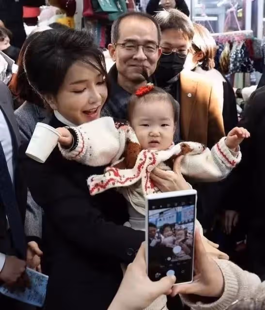 韓國第一夫人比總統還忙！穿休閒風亮相被美到，衛衣造型也太嫩了