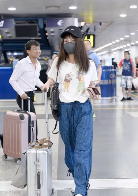 姚笛真是毫無靈氣了!素顏滿眼憔悴頭髮乾枯,瘦太狠撐不起衣服