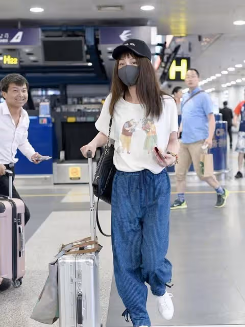 姚笛真是毫無靈氣了!素顏滿眼憔悴頭髮乾枯,瘦太狠撐不起衣服