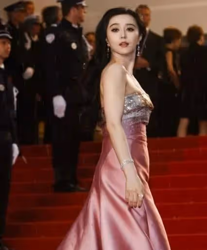范冰冰在坎城走紅毯那些年,禮服美輪美奐,不同凡響,驚艷世人