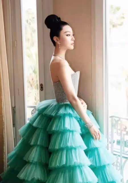 范冰冰在坎城走紅毯那些年,禮服美輪美奐,不同凡響,驚艷世人