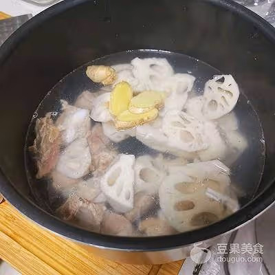南方人離不開蓮藕蓮子排骨湯