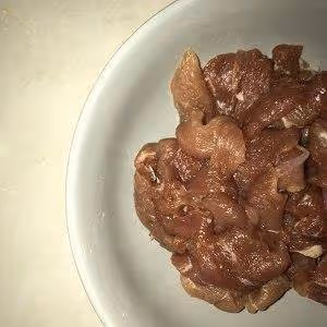 剛從冰箱拿出來的凍肉，別直接 用水泡，這樣做肉質鮮嫩美味