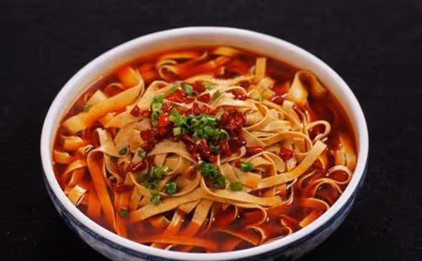 很有食慾的一道家常菜，水煮千張，色澤紅亮，香辣下飯