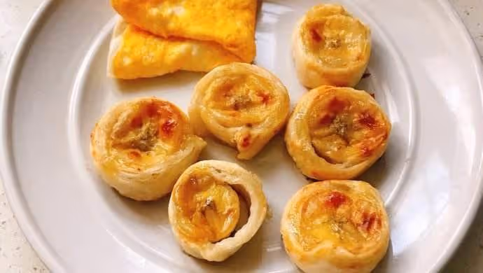 外皮酥脆、內芯香甜，手抓餅香蕉酥，融化你的舌尖，挑戰你的味蕾