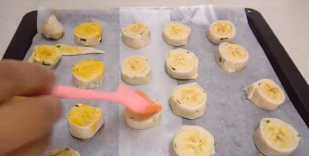 外皮酥脆、內芯香甜，手抓餅香蕉酥，融化你的舌尖，挑戰你的味蕾