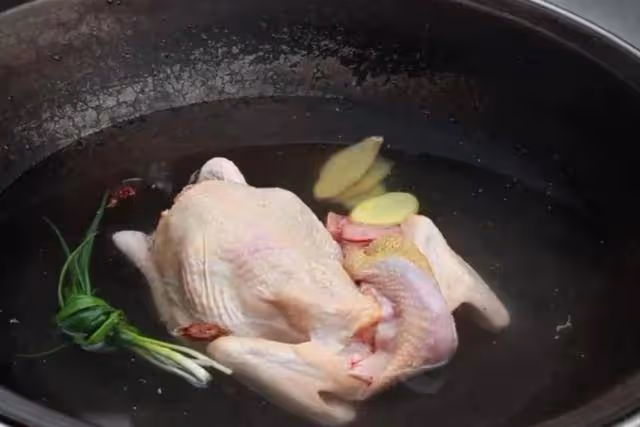 雞肉在夏季就適合這樣做，口味麻辣爽口、雞肉細嫩絕對下酒又下飯