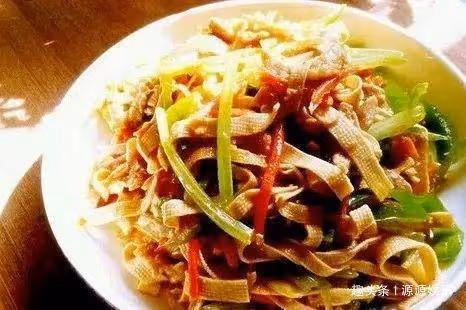 美食嚴選:西葫蘆炒雞蛋,小炒豆腐皮,紅椒肉絲,西紅柿玉子燒