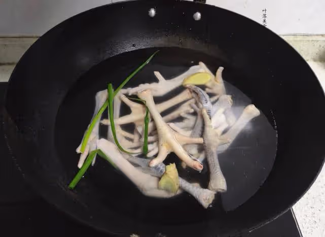 雞爪此做法太香了！不用鹵不費時間，香氣四溢，比泡椒雞爪還過癮