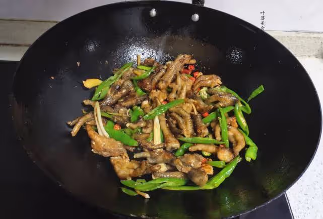 雞爪此做法太香了!不用鹵不費時間,香氣四溢,比泡椒雞爪還過癮