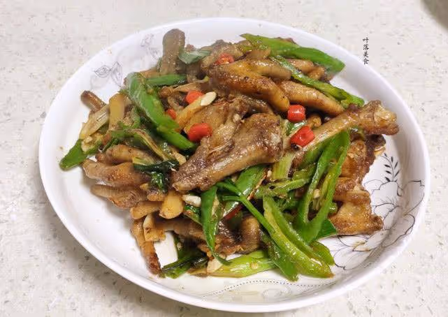 雞爪此做法太香了!不用鹵不費時間,香氣四溢,比泡椒雞爪還過癮