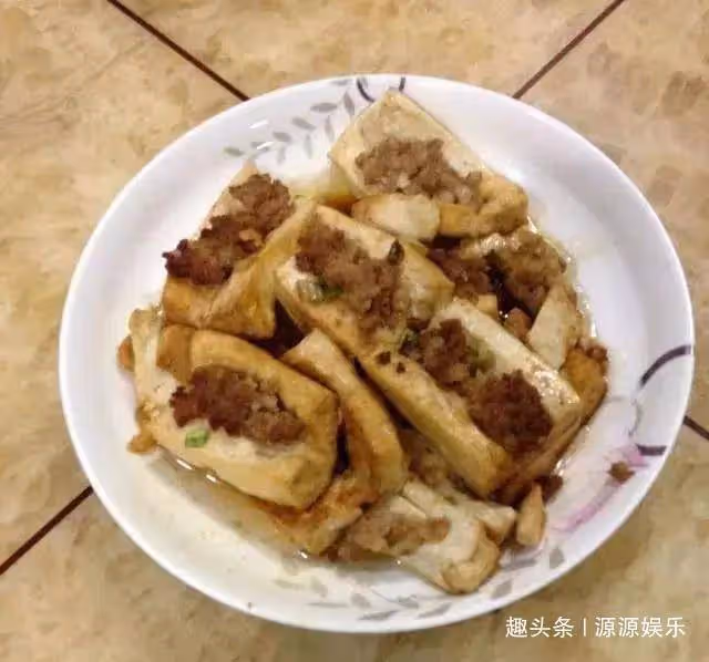 美食嚴選:虎皮醬鳳爪,秋葵炒肉,蚝油蒸排骨,豆腐夾肉的做法