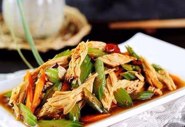 美食嚴選：腐竹拌芹菜，手撕包菜，洋蔥爆豬肚，蒜苔炒雞胗的做法