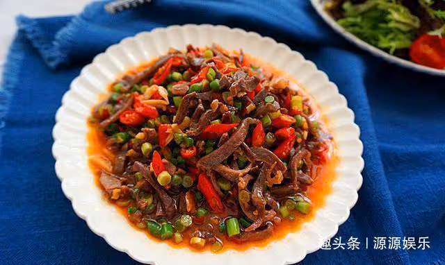 美食嚴選：腐竹拌芹菜，手撕包菜，洋蔥爆豬肚，蒜苔炒雞胗的做法