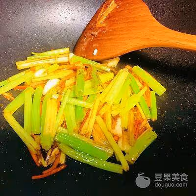 香嫩芹菜牛肉絲的做法