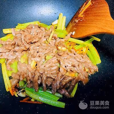 香嫩芹菜牛肉絲的做法