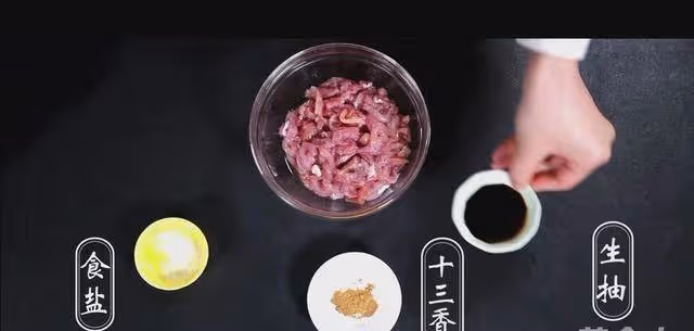 麵條別只會煮著吃,這樣燜一燜,勁道入味,隔著鍋蓋都能聞見香!