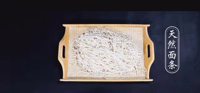 麵條別只會煮著吃,這樣燜一燜,勁道入味,隔著鍋蓋都能聞見香!