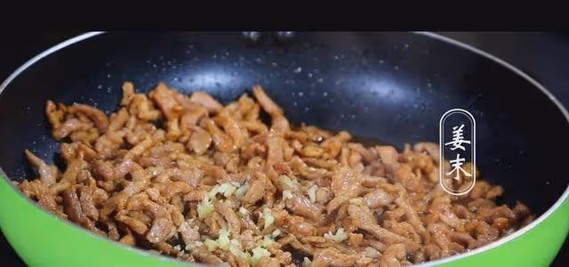 麵條別只會煮著吃,這樣燜一燜,勁道入味,隔著鍋蓋都能聞見香!