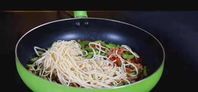 麵條別只會煮著吃,這樣燜一燜,勁道入味,隔著鍋蓋都能聞見香!