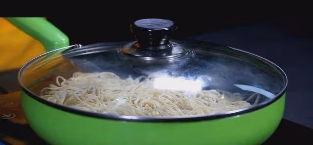 麵條別只會煮著吃,這樣燜一燜,勁道入味,隔著鍋蓋都能聞見香!