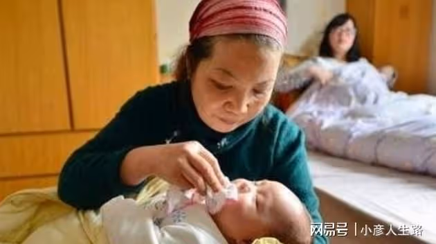 寶媽坐月子親媽來伺候,本該高興寶媽卻後悔了,原因讓人扎心