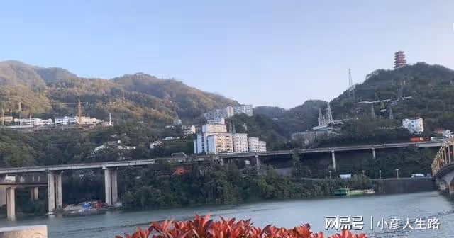 陝西大巴山小縣城,坡多路陡堪稱小重慶,傍晚廣場好鬧熱