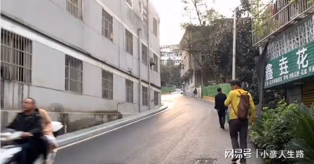 陝西大巴山小縣城,坡多路陡堪稱小重慶,傍晚廣場好鬧熱