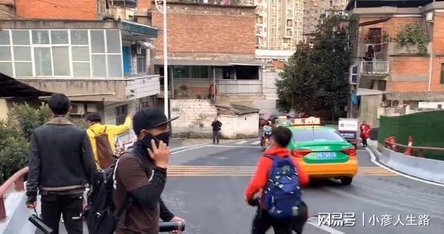 陝西大巴山小縣城,坡多路陡堪稱小重慶,傍晚廣場好鬧熱