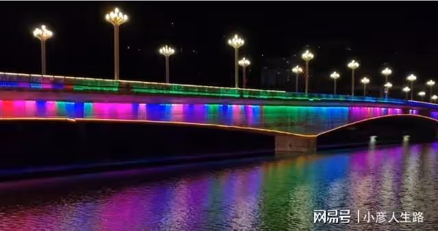 陝西大巴山小縣城,坡多路陡堪稱小重慶,傍晚廣場好鬧熱