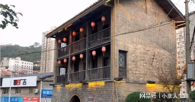 陝西大巴山小縣城,坡多路陡堪稱小重慶,傍晚廣場好鬧熱