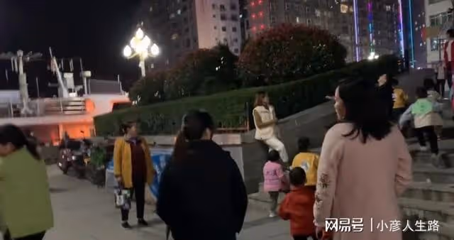 陝西大巴山小縣城，坡多路陡堪稱小重慶，傍晚廣場好鬧熱