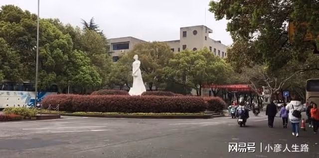 江西南昌的大學校園,古樸古香曾為飛機廠房,清新秀麗好有書香氣