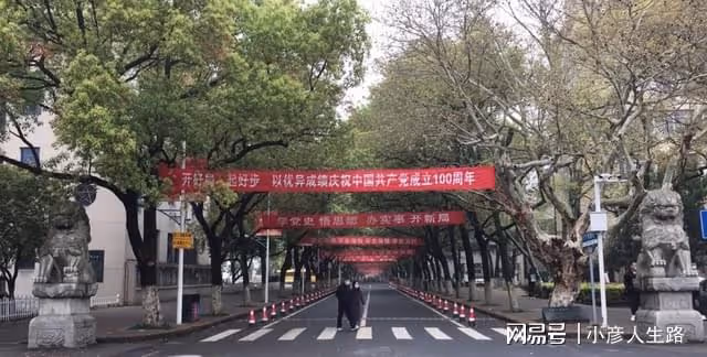 江西南昌的大學校園,古樸古香曾為飛機廠房,清新秀麗好有書香氣
