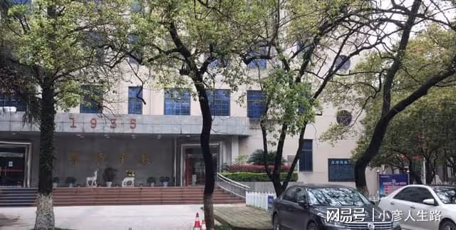 江西南昌的大學校園,古樸古香曾為飛機廠房,清新秀麗好有書香氣