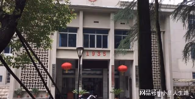 江西南昌的大學校園,古樸古香曾為飛機廠房,清新秀麗好有書香氣