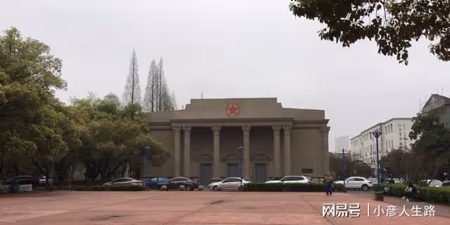 江西南昌的大學校園,古樸古香曾為飛機廠房,清新秀麗好有書香氣