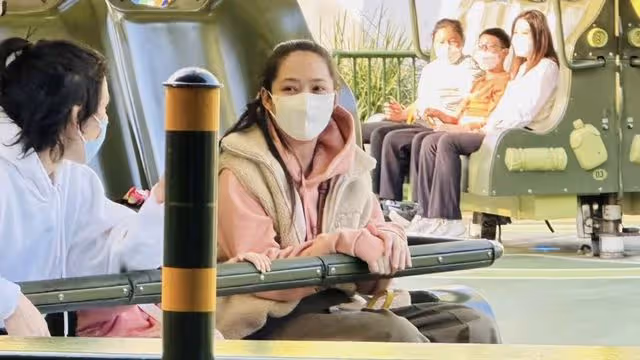 郭碧婷一家現身迪士尼，向佐單手抱兒子姿勢搞笑，女兒被贊膽子大