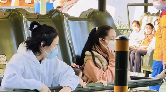 郭碧婷一家現身迪士尼，向佐單手抱兒子姿勢搞笑，女兒被贊膽子大