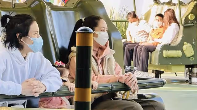 郭碧婷一家現身迪士尼，向佐單手抱兒子姿勢搞笑，女兒被贊膽子大
