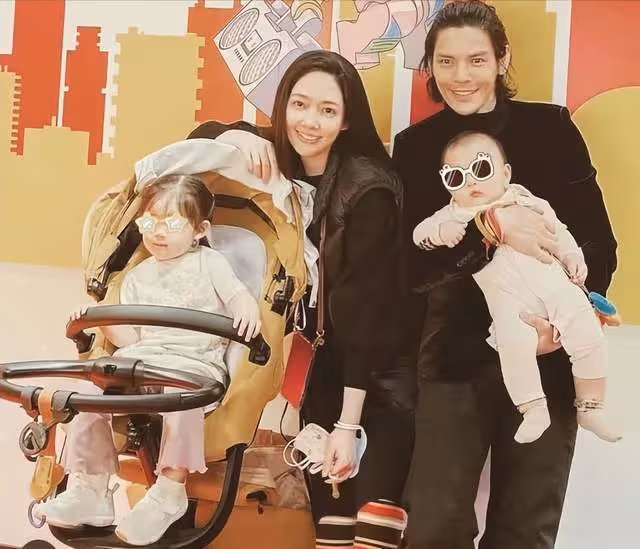 郭碧婷一家現身迪士尼,向佐單手抱兒子姿勢搞笑,女兒被贊膽子大