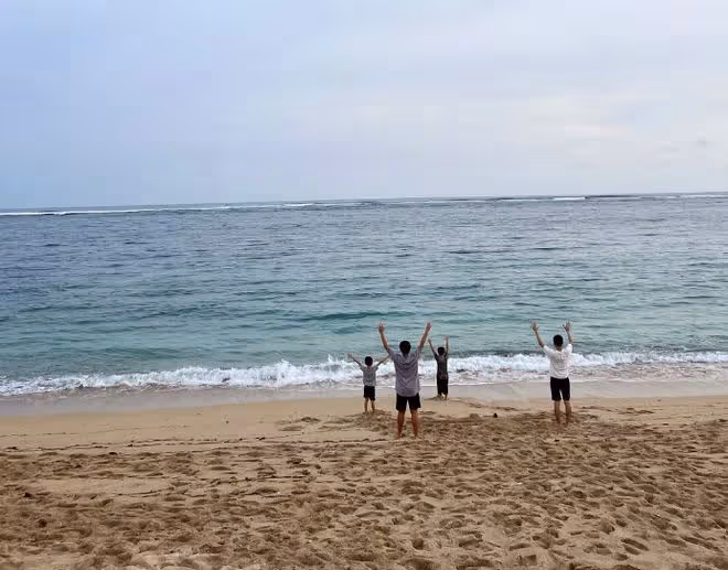 林志穎重遊巴厘島，曬父子多年海邊牽手對比照，一條褲子穿12年