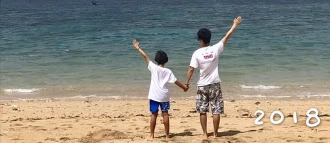 林志穎重遊巴厘島，曬父子多年海邊牽手對比照，一條褲子穿12年