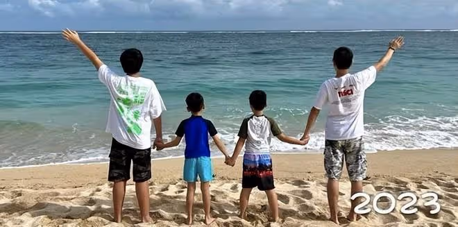 林志穎重遊巴厘島，曬父子多年海邊牽手對比照，一條褲子穿12年